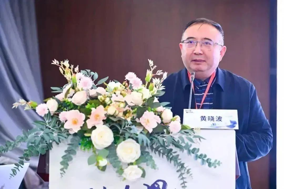 桌子上的花瓶里插满了鲜花前的男人

中度可信度描述已自动生成