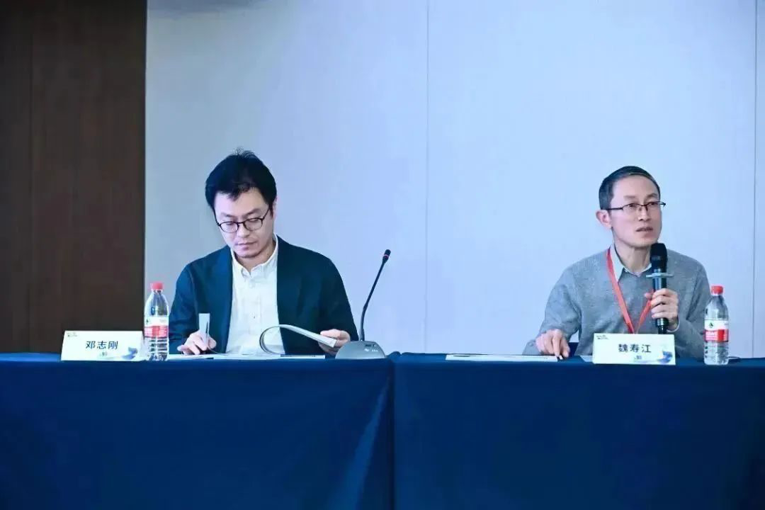 人们在看台上的人和电脑

描述已自动生成