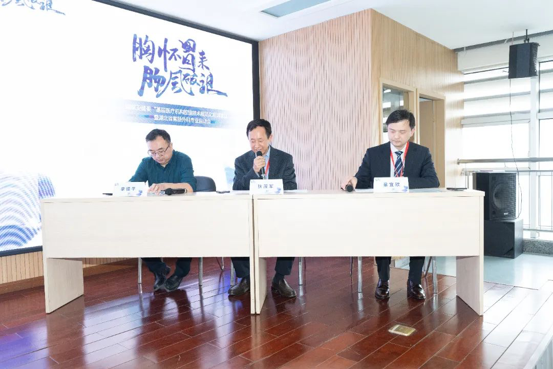 人们站在房间里

中度可信度描述已自动生成