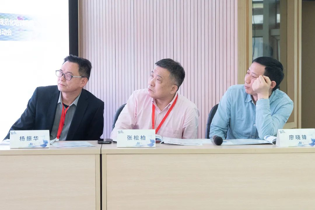 人坐在桌子前

中度可信度描述已自动生成
