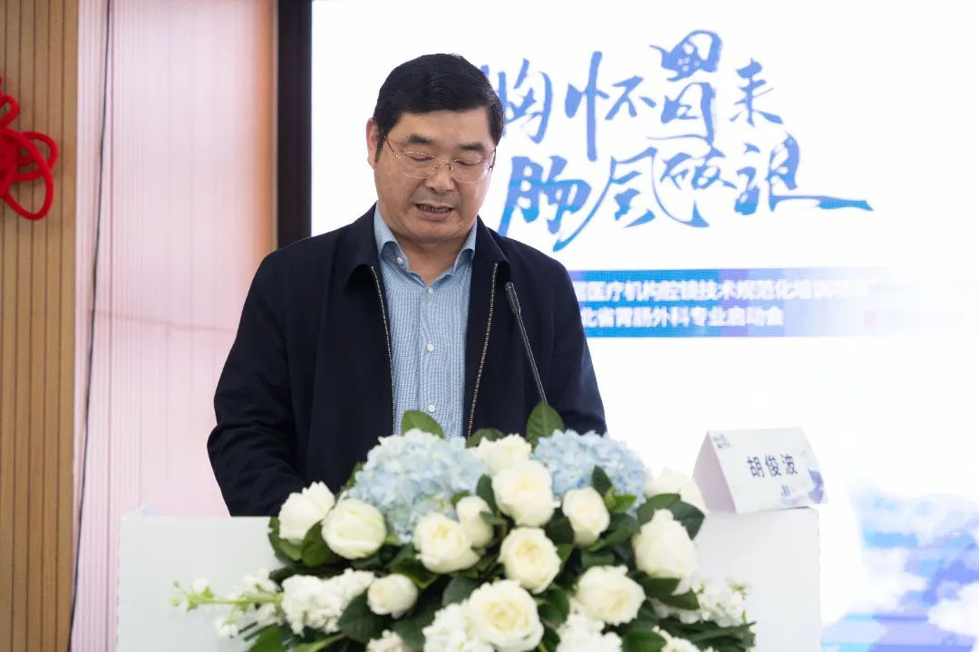男人和女人站在花前

描述已自动生成
